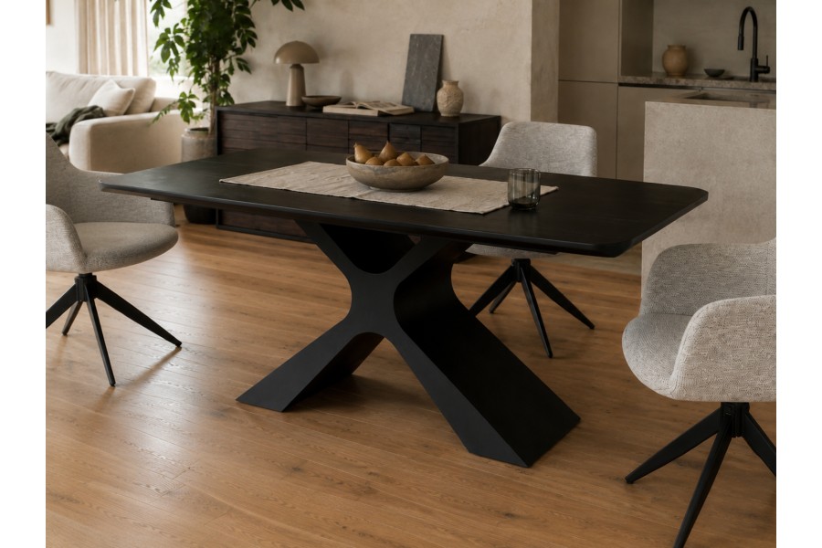 Контраст, который собирает интерьер: чёрный обеденный стол и светлые кресла