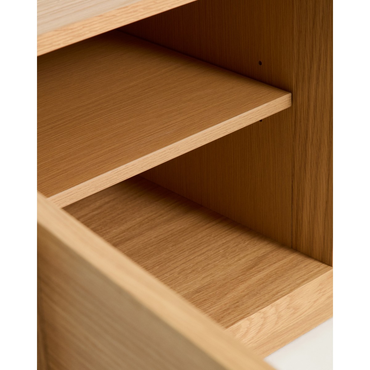 Тумба под ТВ Onix с отделкой из дубового шпона натурального оттенка, 150 x 47 см