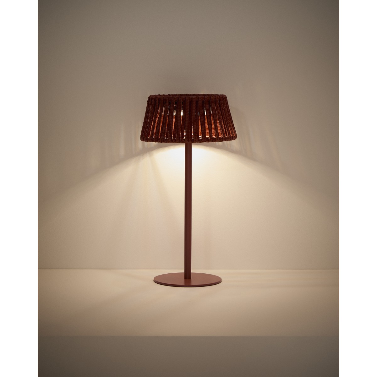 Уличная настольная лампа Aldet на солнечных батареях терракотовая