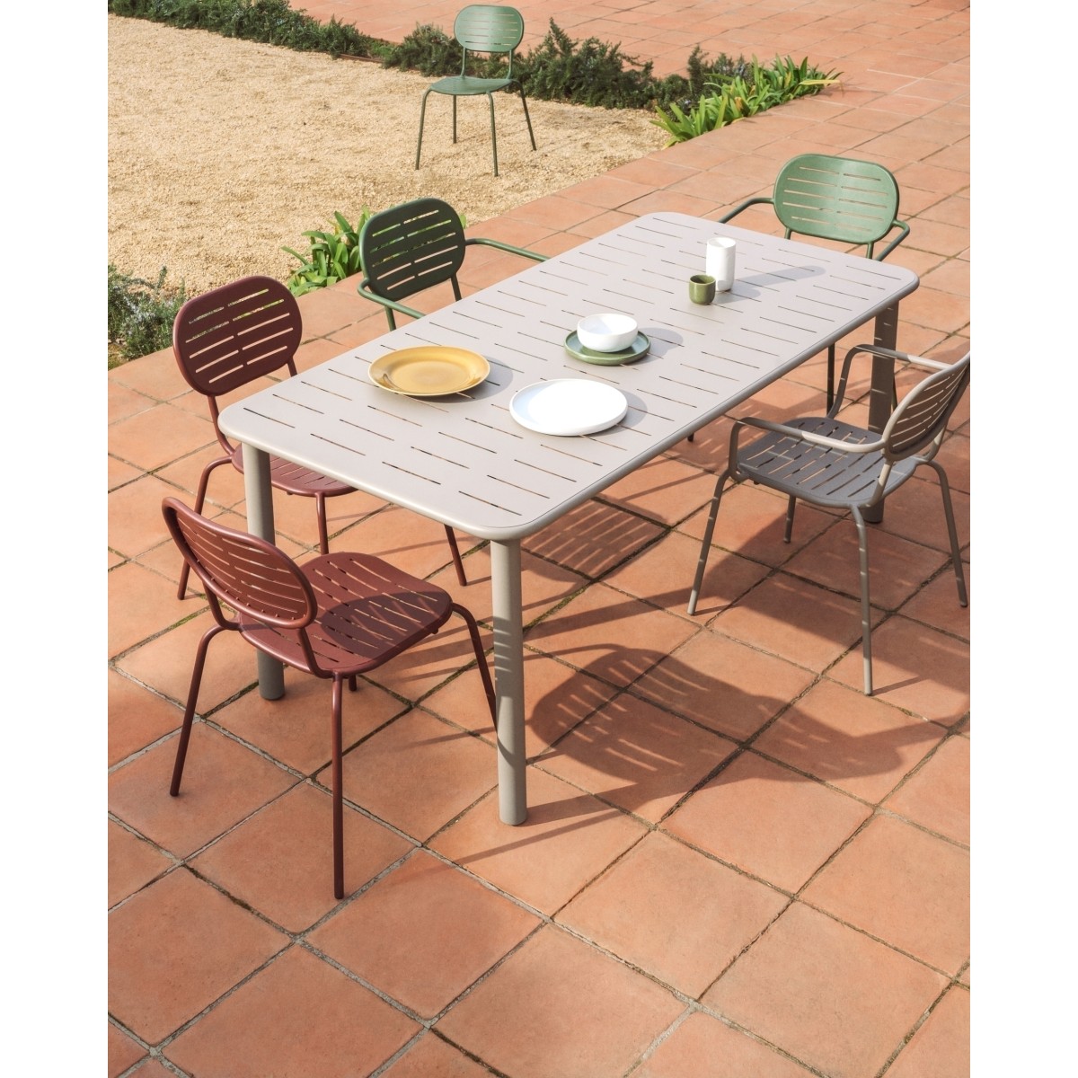 Уличный стол Brai из оцинкованной стали бежевого цвета, 180 x 90 см