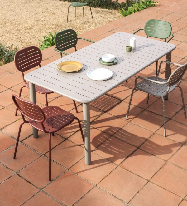 Уличный стол Brai из оцинкованной стали бежевого цвета, 180 x 90 см
