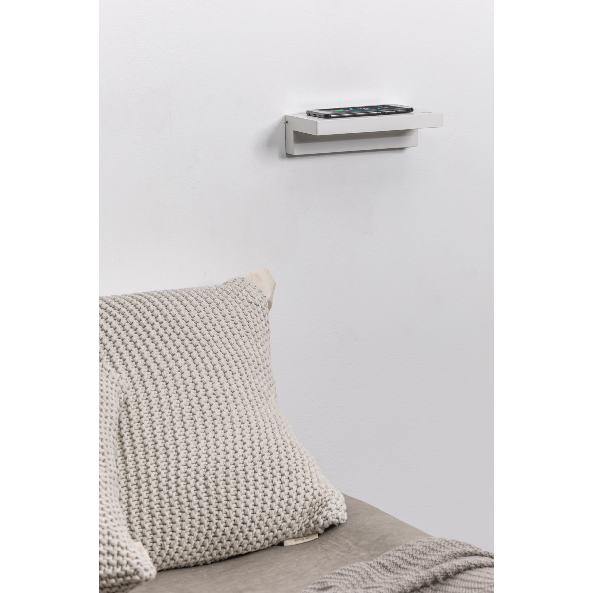 Бра Well с беспроводной зарядкой +USB