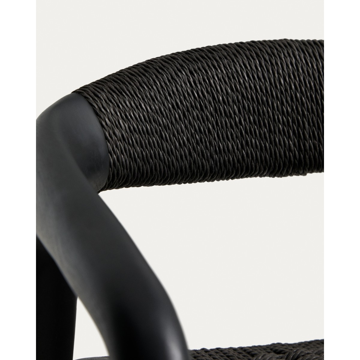 Уличный полубарный стул Derile из массива дуба и веревки в черной отделке