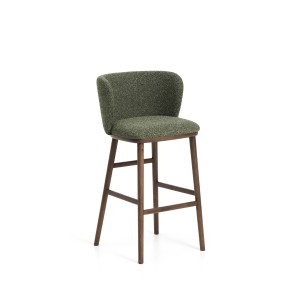 Барный стул Ciselia из темно-зеленого шенилла с ножками из ясеня в отделке орех
