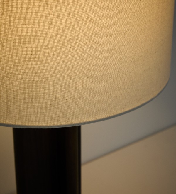 Настольная лампа Niani из каучукового дерева с темной отделкой Ø30 см