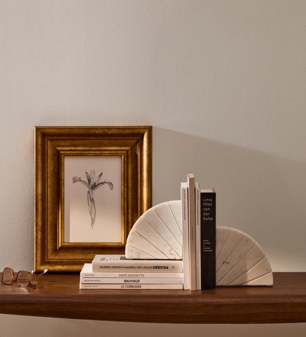 Подставка для книг Serela из белого мрамора