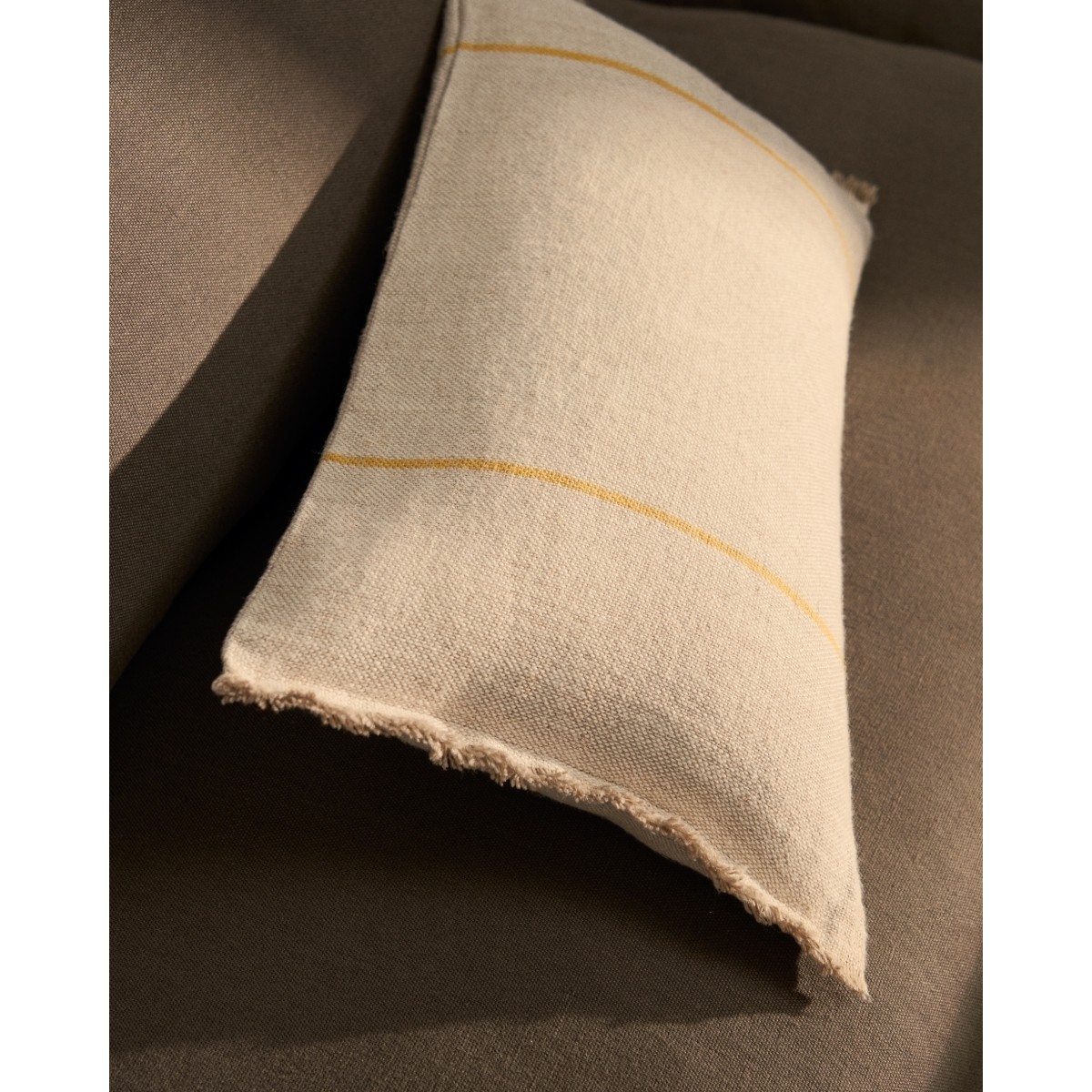 Чехол для подушки Lidore из бежевого льна с желтыми полосами, 30 x 50 см