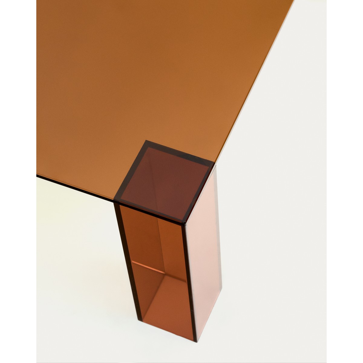 Журнальный столик Adularia из стекла коричневого цвета 85 x 85