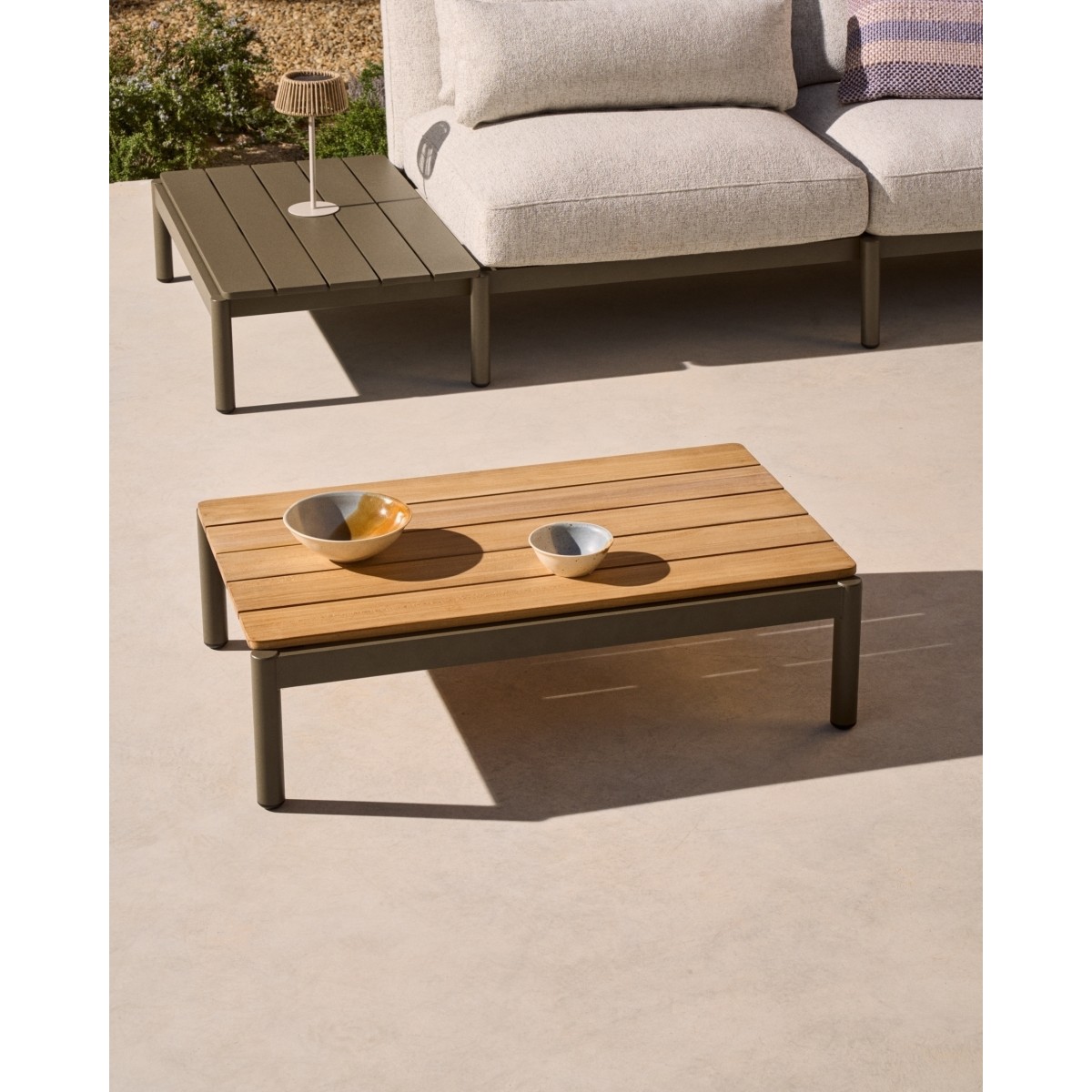 Журнальный столик Sorells из зеленого алюминия и тикового дерева 52,4 x 91 см