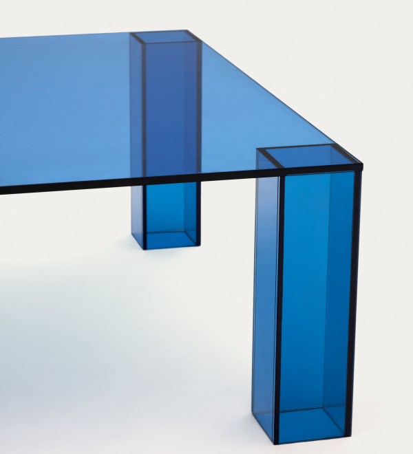 Журнальный столик Adularia из синего стекла 85 x 85