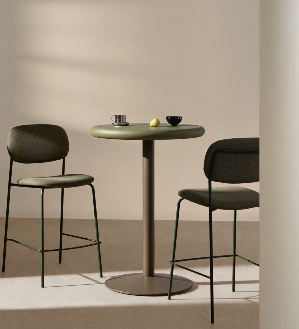 Полубарный стул Meli из зеленой синели с зелеными металлическими ножками