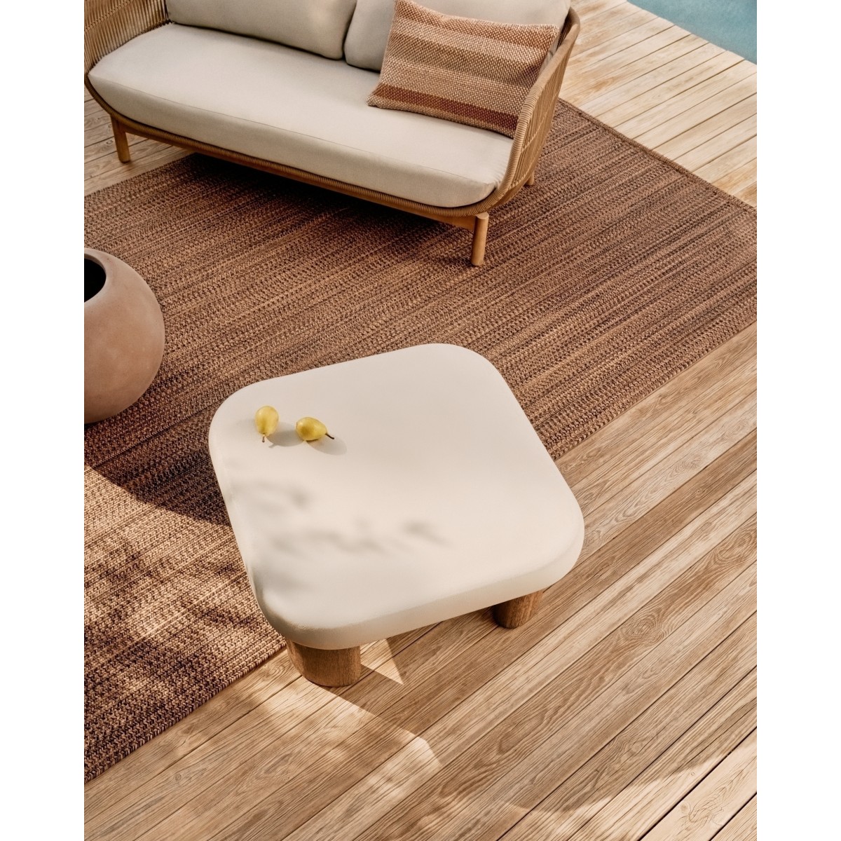 Журнальный столик Labra из цемента и акации 80 x 80 см