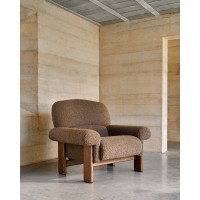 Кресло Cabana из серо-коричневого букле с ножками в отделке под орех