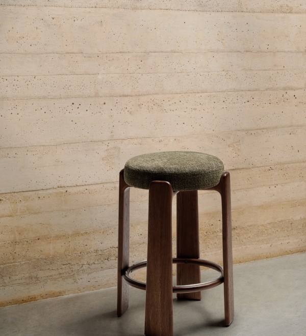 Барный табурет Granite из зеленой синели и массива ясеня с отделкой под орех