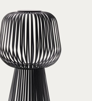 Уличный торшер Reiba из металла черного цвета на солнечной батарее