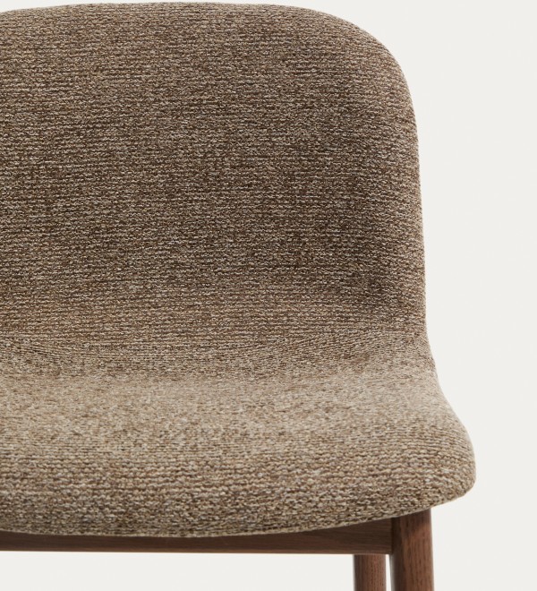 Полубарный стул Elnor из коричневой синели с ножками из массива дуба с отделкой орех