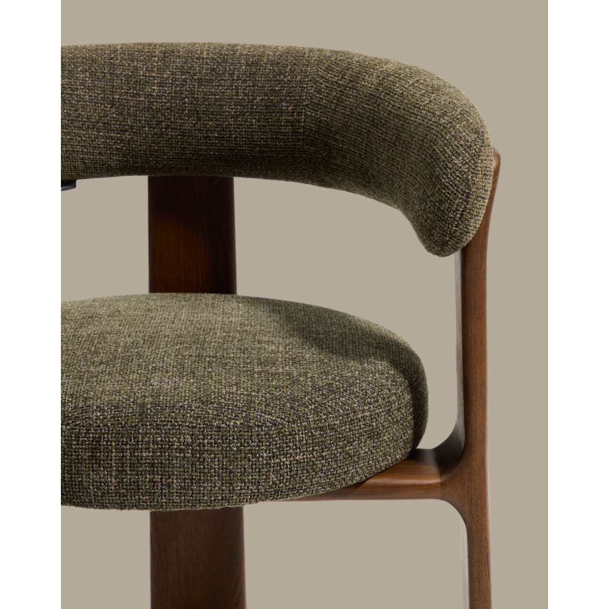 Полубарный стул Granite из зеленой синели и массива ясеня с отделкой под орех, 65 см