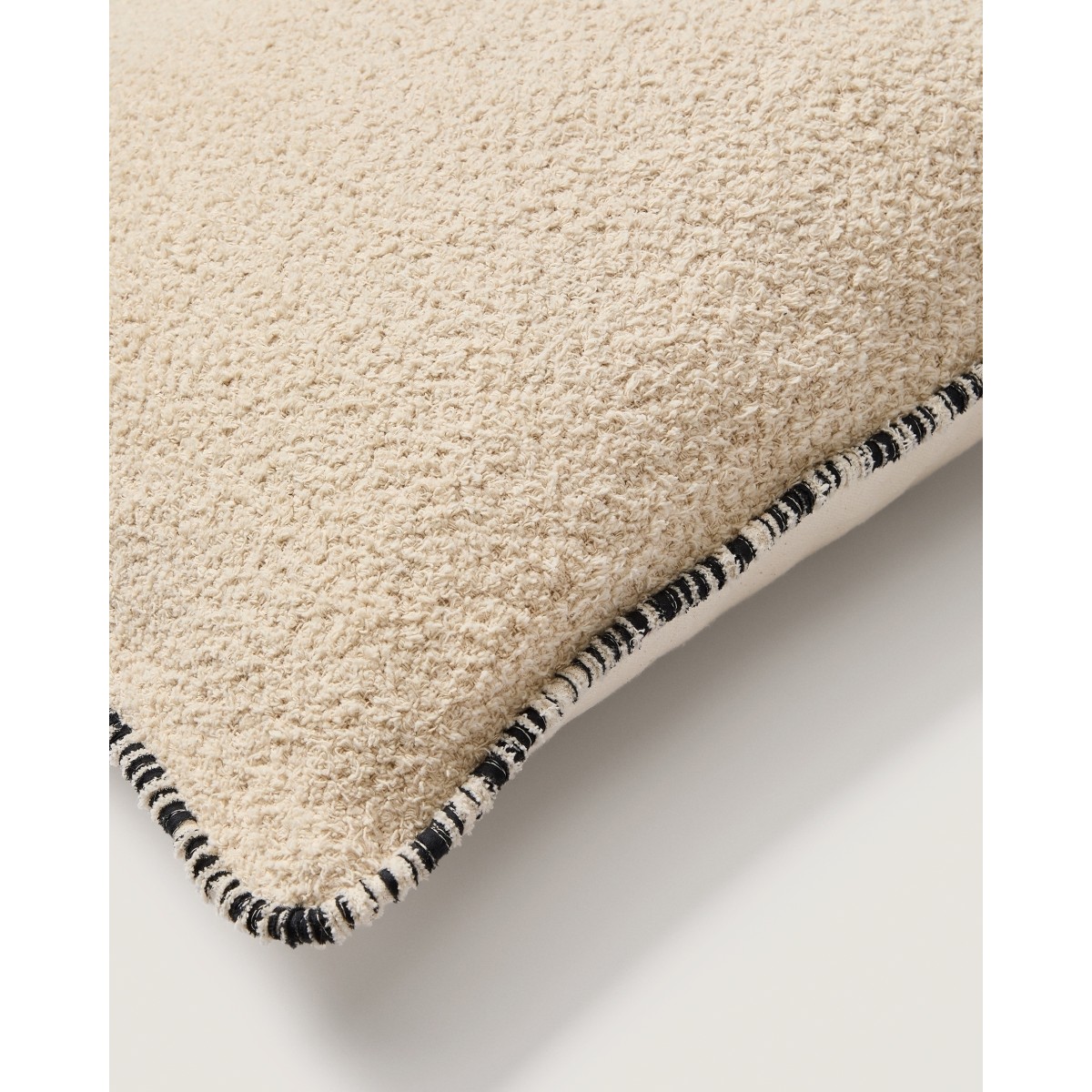 Чехол для подушки Enari бежевый хлопок с черной отделкой 50 x 50 см