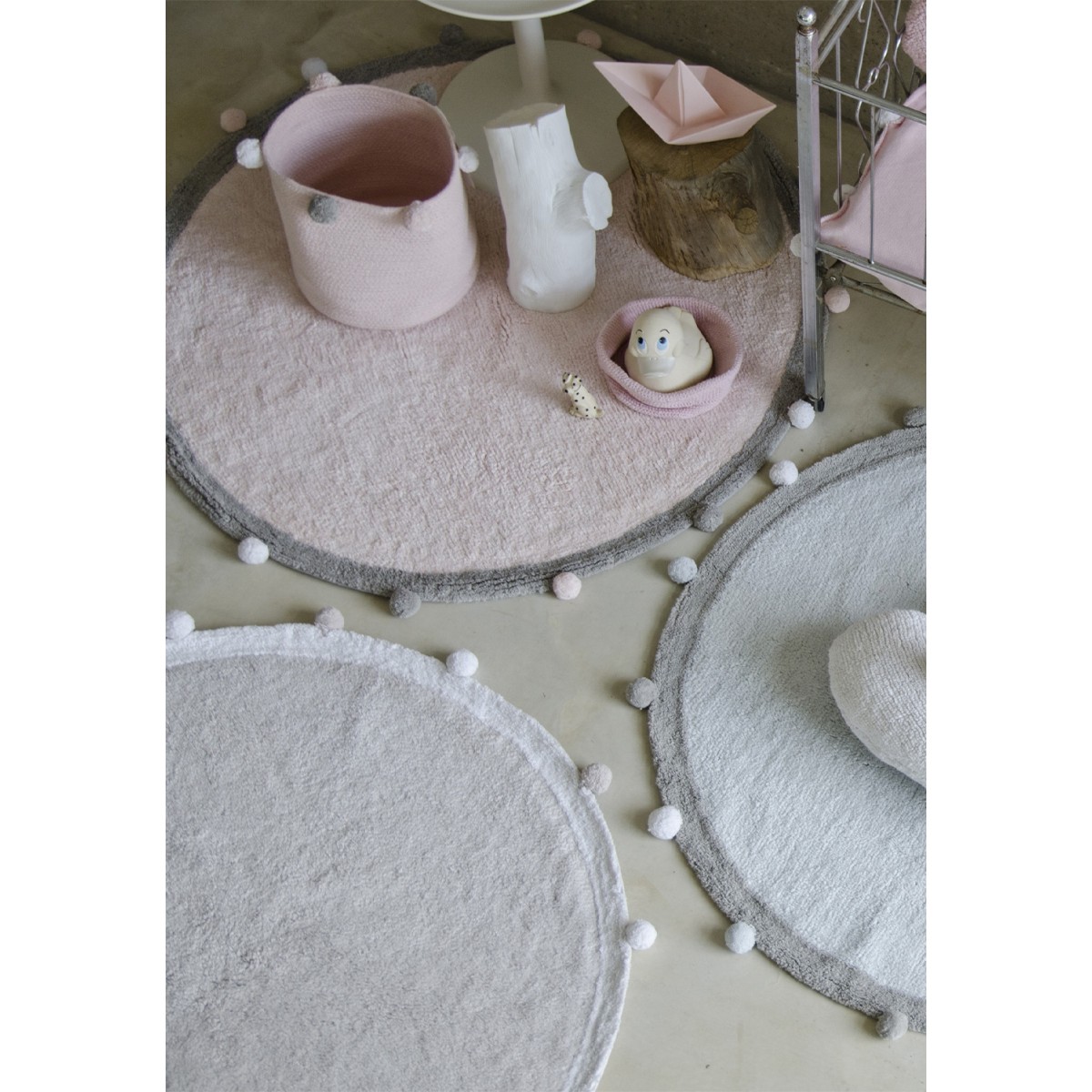 Корзина с помпонами розовая 30*30*30