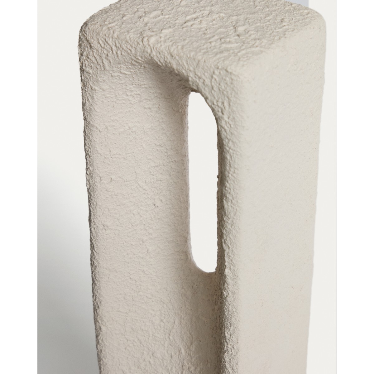 Скульптура Vriona из папье-маше цвета экрю 11 x 44,5 см