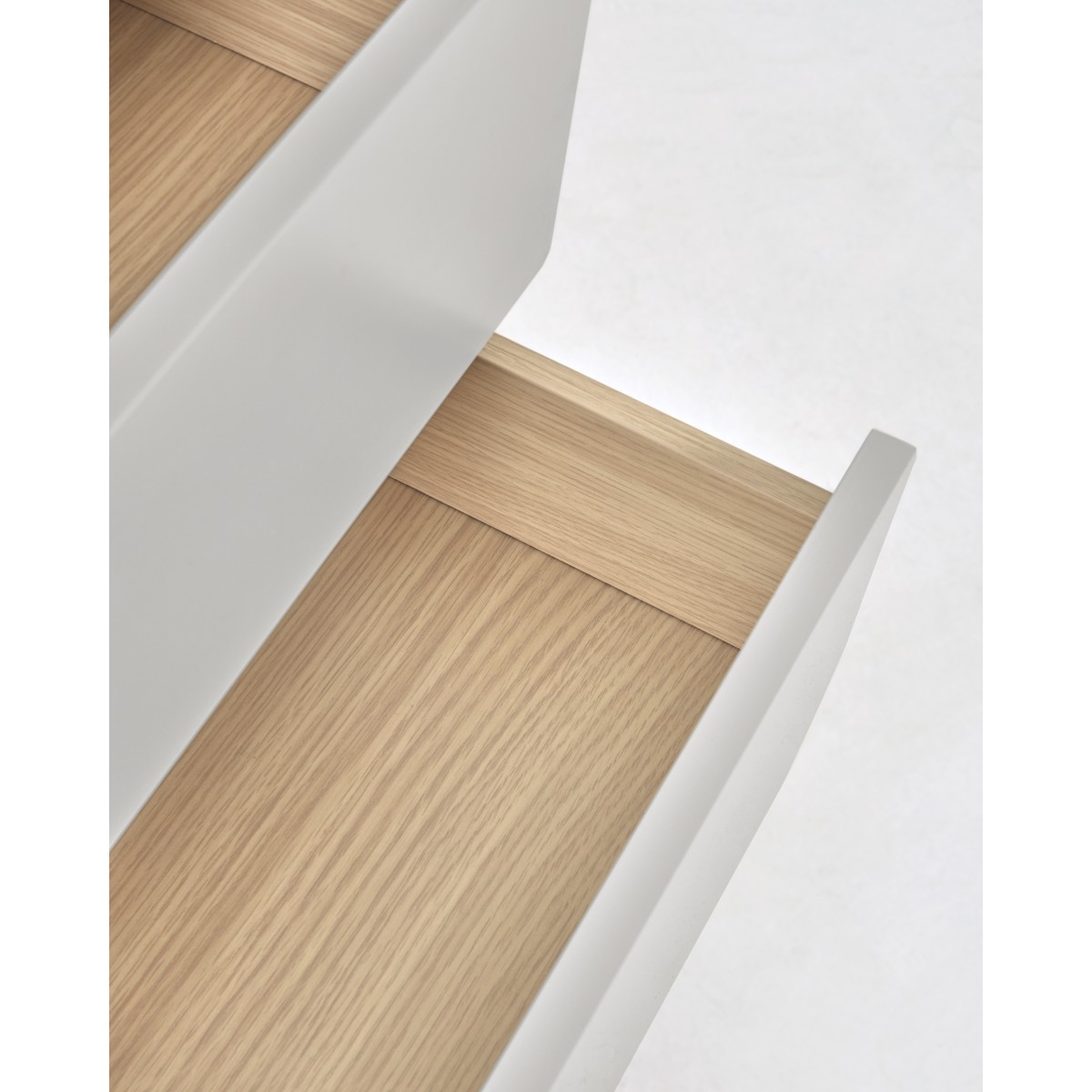 Комод Anielle из массива и шпона ясеня с тремя ящиками 60 x 117 см