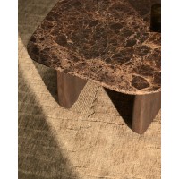 Приставной столик Pirita из коричневого мрамора с ножками из дуба с темной отделкой, 71 x 70 см