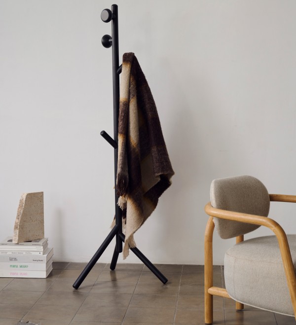 Вешалка Nadue из массива бука с черной отделкой 170 см