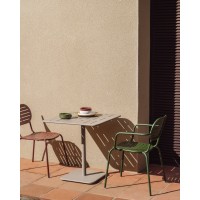 Уличный стол Brai из оцинкованной стали бежевого цвета, 70 x 70 см