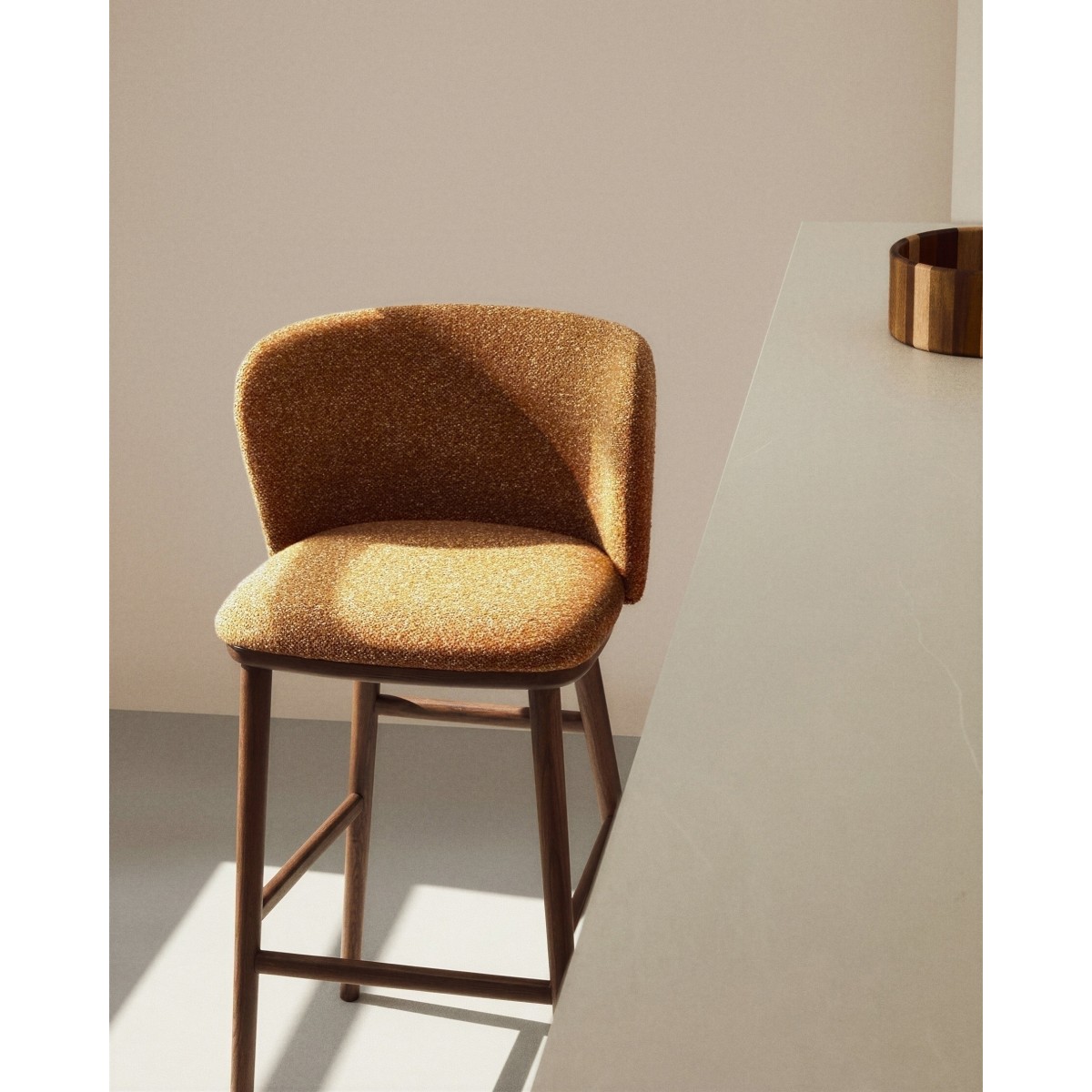 Барный стул Ciselia из терракотового шенилла с ножками из ясеня в отделке орех