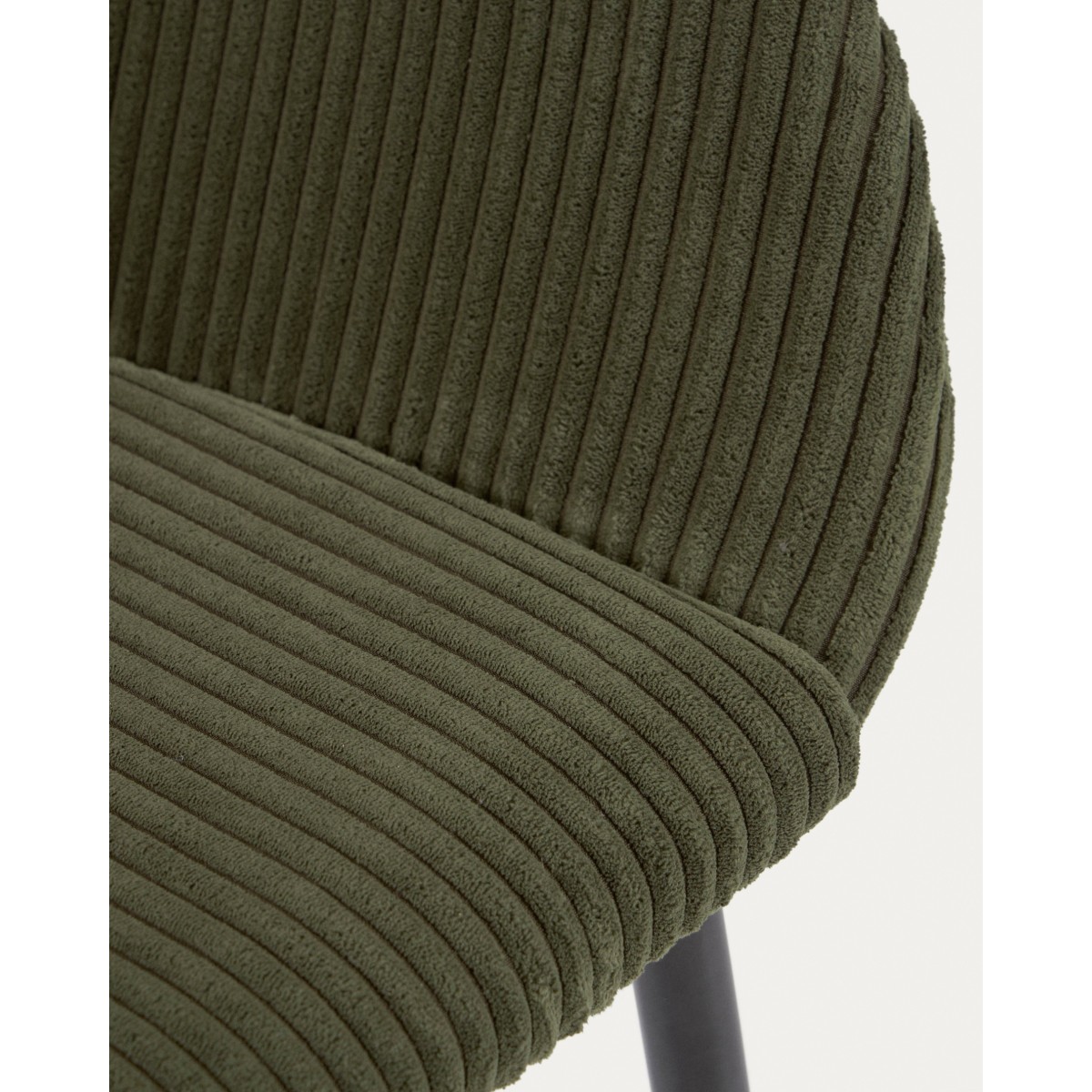 Стул Konna из толстого вельвета темно-зеленого цвета со стальными ножками с черной отделкой