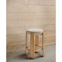Барный табурет Granite из бежевой синели и массива ясеня с натуральной отделкой