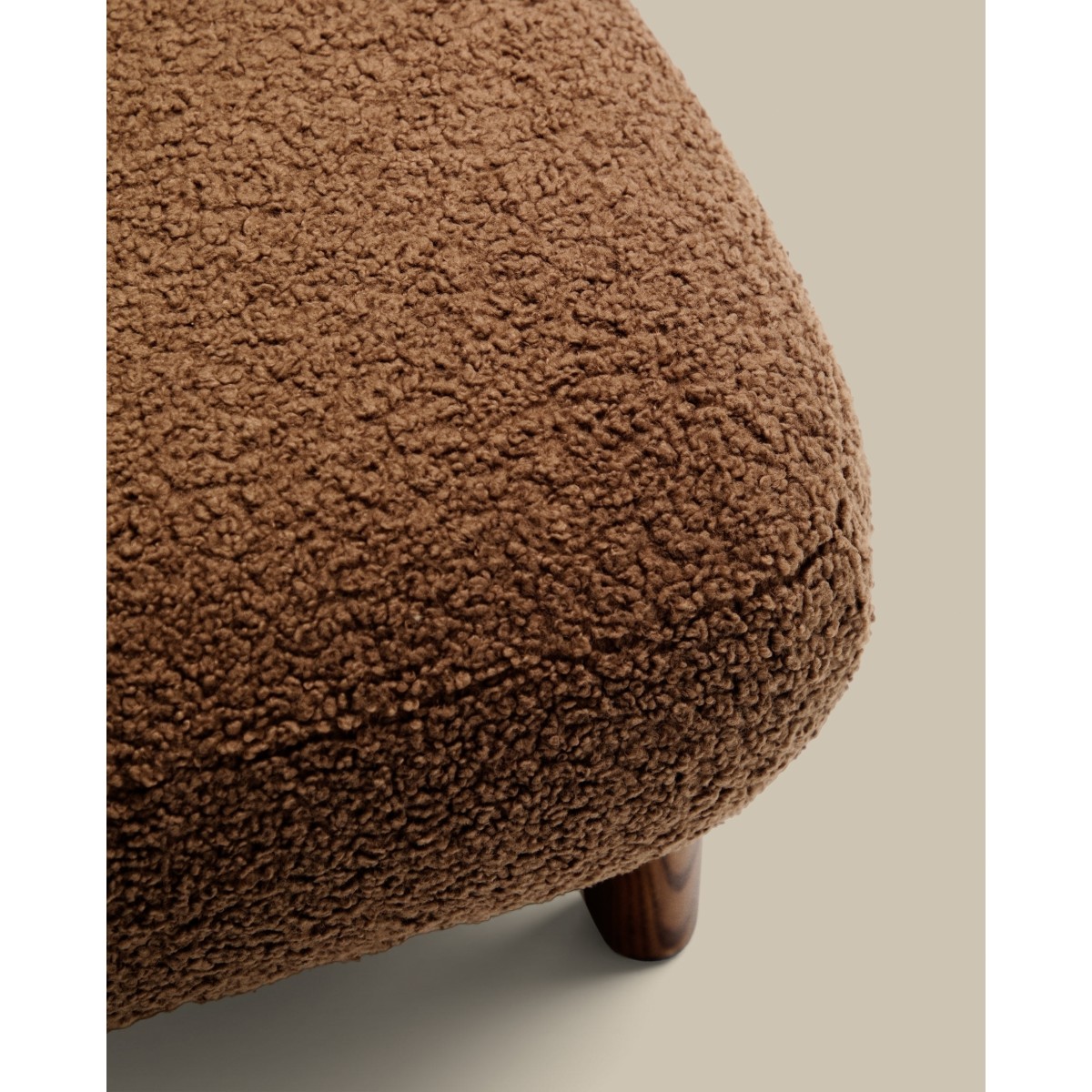 Пуф Cabana Taupe Boucle с ножками в отделке орех 65x55,4