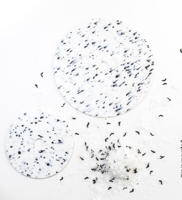 Подвесной светильник Confetti из переработанного пластика мраморный ø45 см