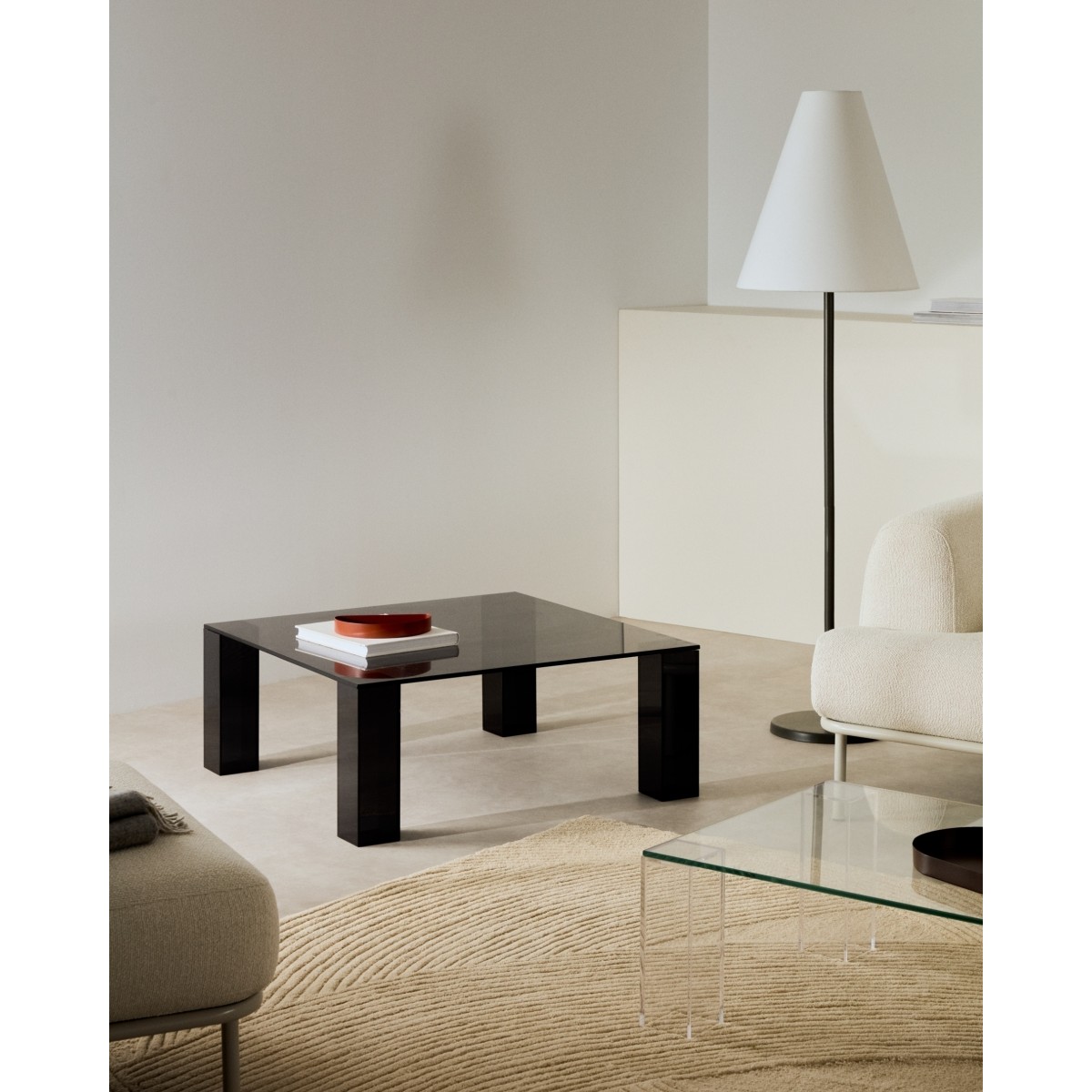 Журнальный столик Adularia из стекла темно-серого цвета 85 x 85
