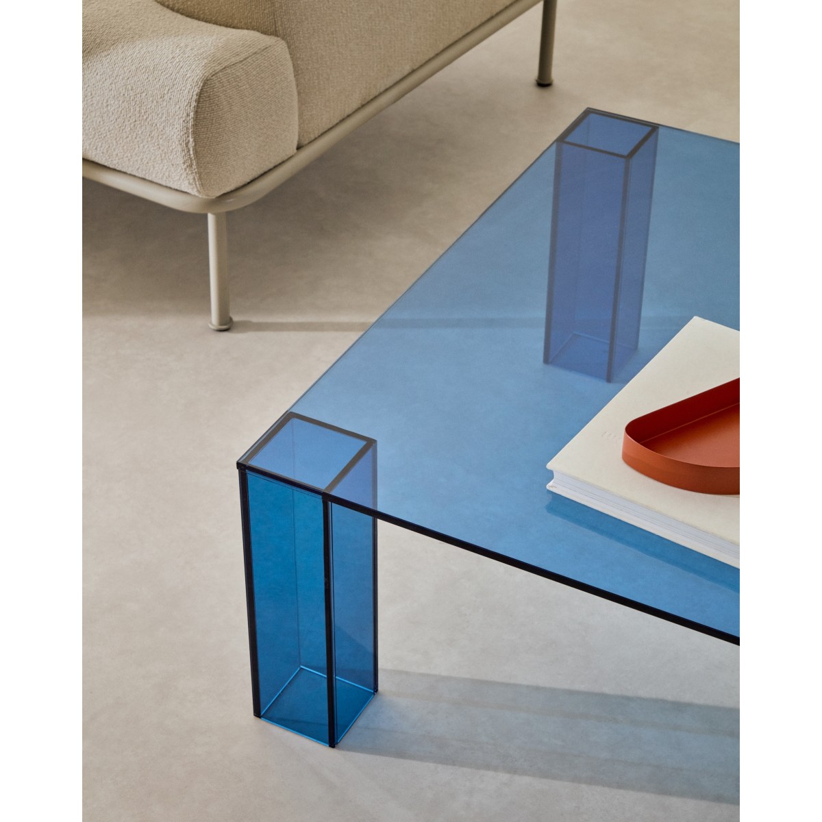 Журнальный столик Adularia из синего стекла 85 x 85