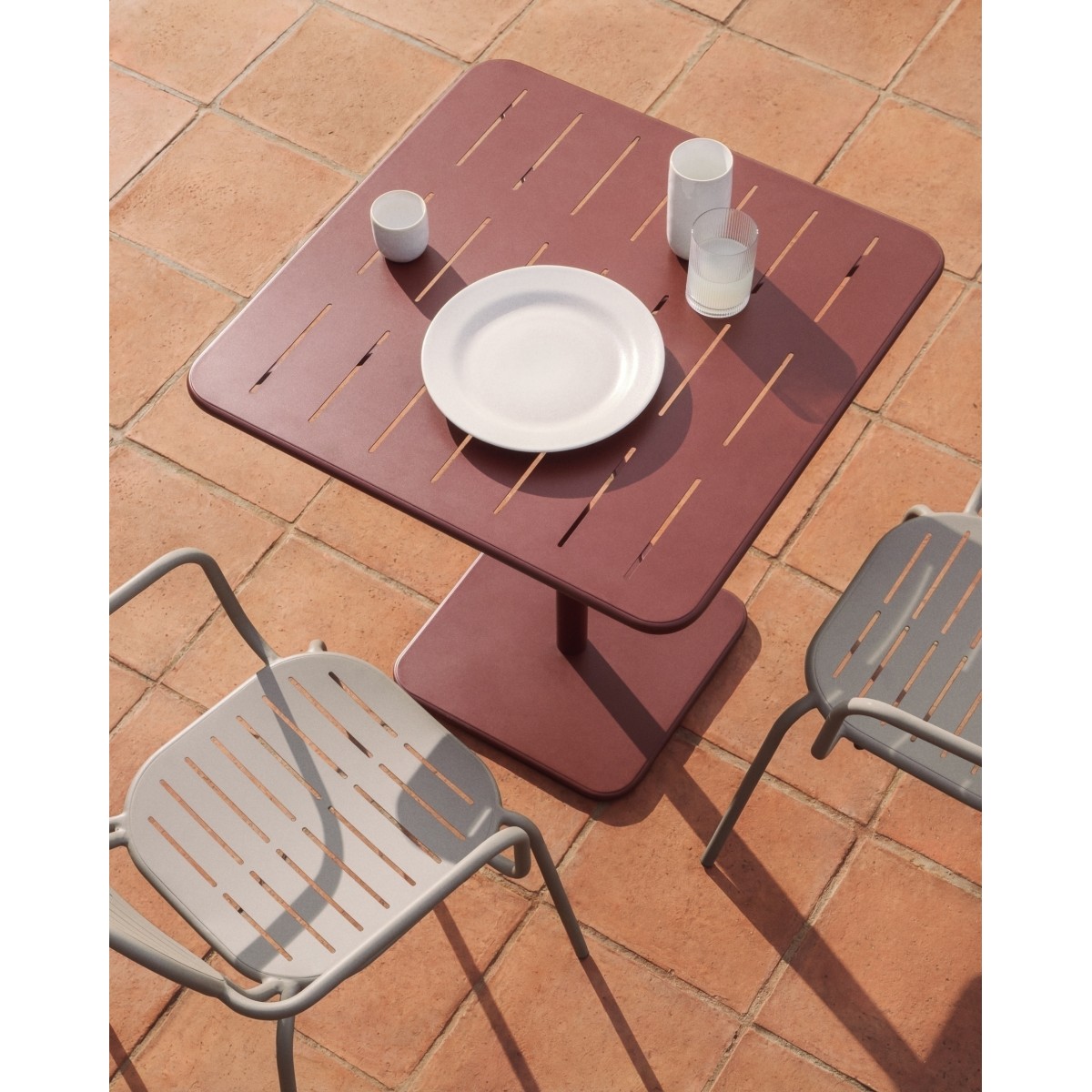 Уличный стол Brai из оцинкованной стали бордового цвета, 70 x 70 см