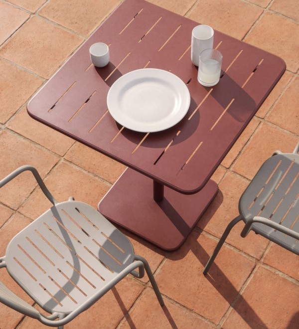 Уличный стол Brai из оцинкованной стали бордового цвета, 70 x 70 см