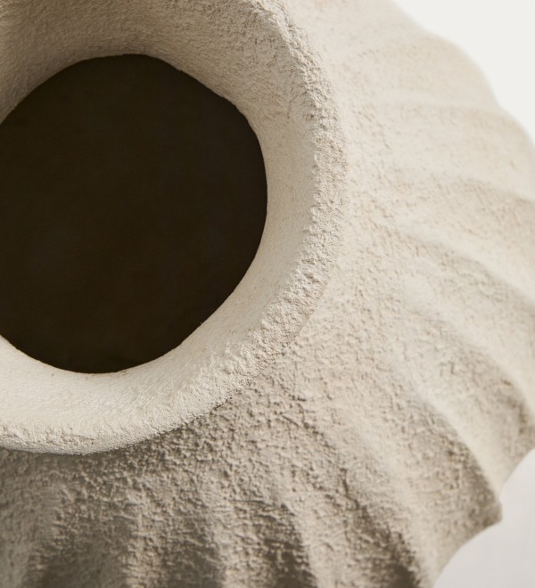 Ваза Arquena из папье-маше бежевого цвета, 67 см