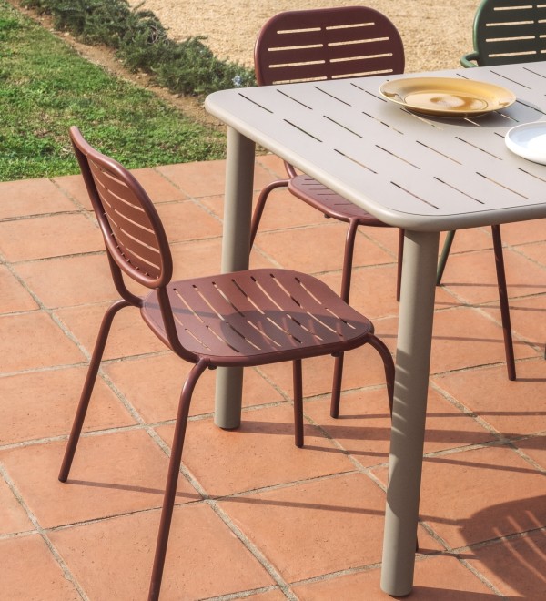 Уличный стол Brai из оцинкованной стали бежевого цвета, 180 x 90 см