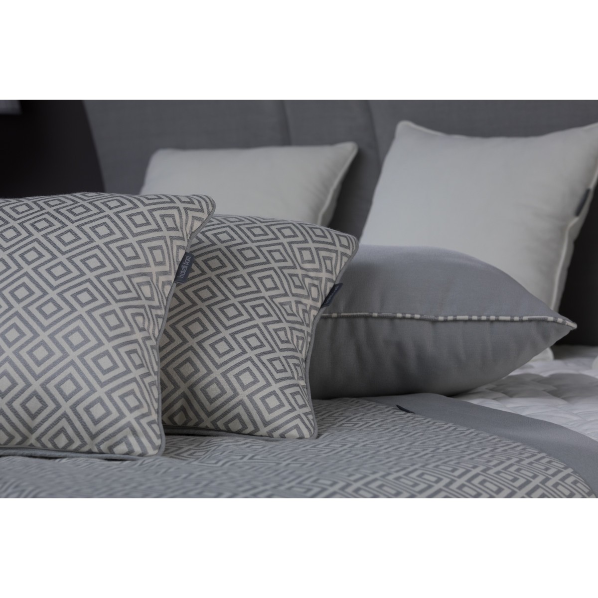 Кияра (Chiara) комплект покрывало с саше и 6 подушками TEXTILE, FRATELLI BARRI