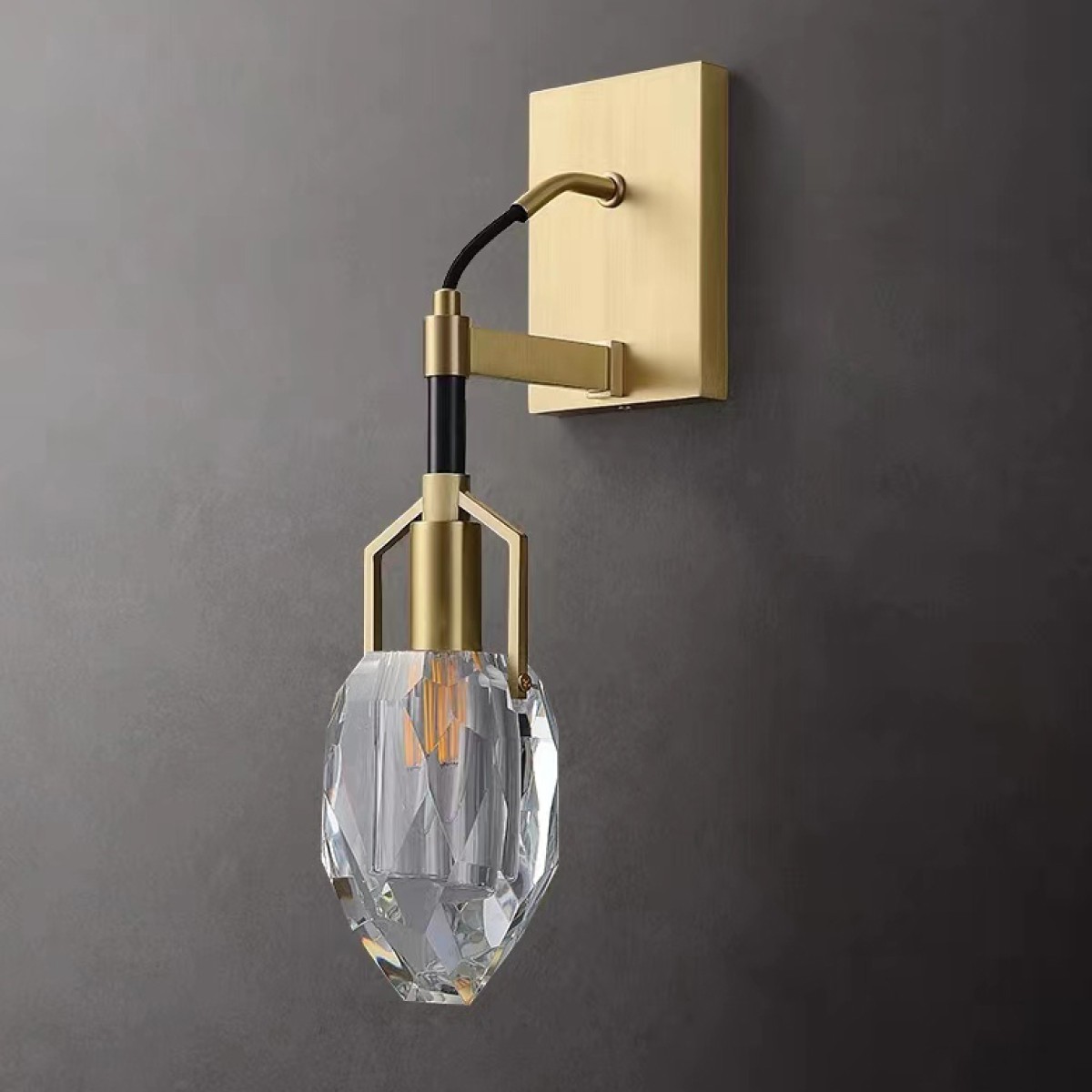 Настенный светильник Delight Collection 8960-1W brass/clear