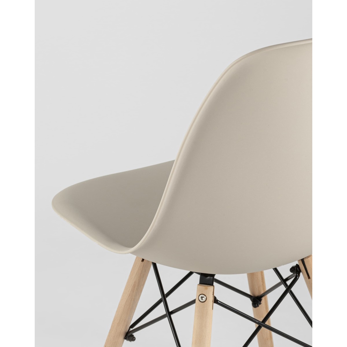 Стул Eames Style DSW бежевый (разборный каркас)