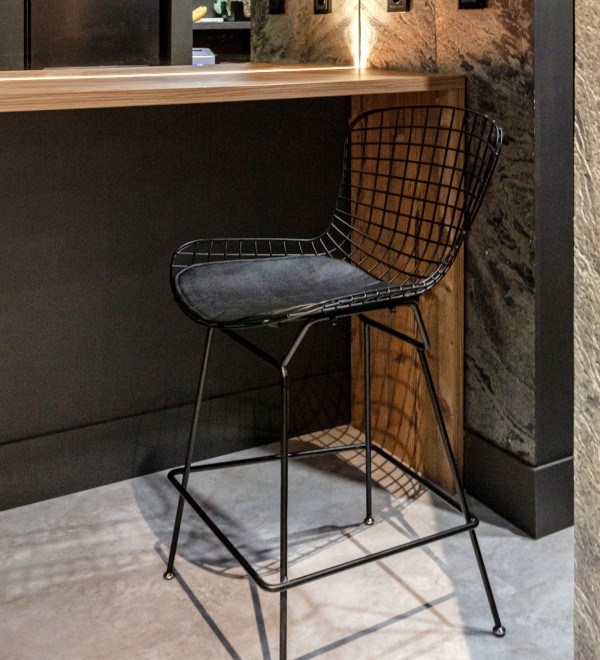Стул полубарный с низкой спинкой Bertoia черный с черной подушкой