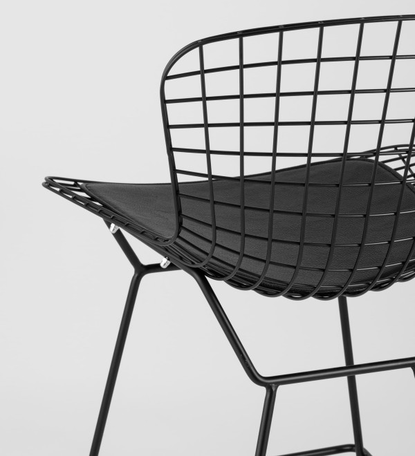 Стул полубарный с низкой спинкой Bertoia черный с черной подушкой