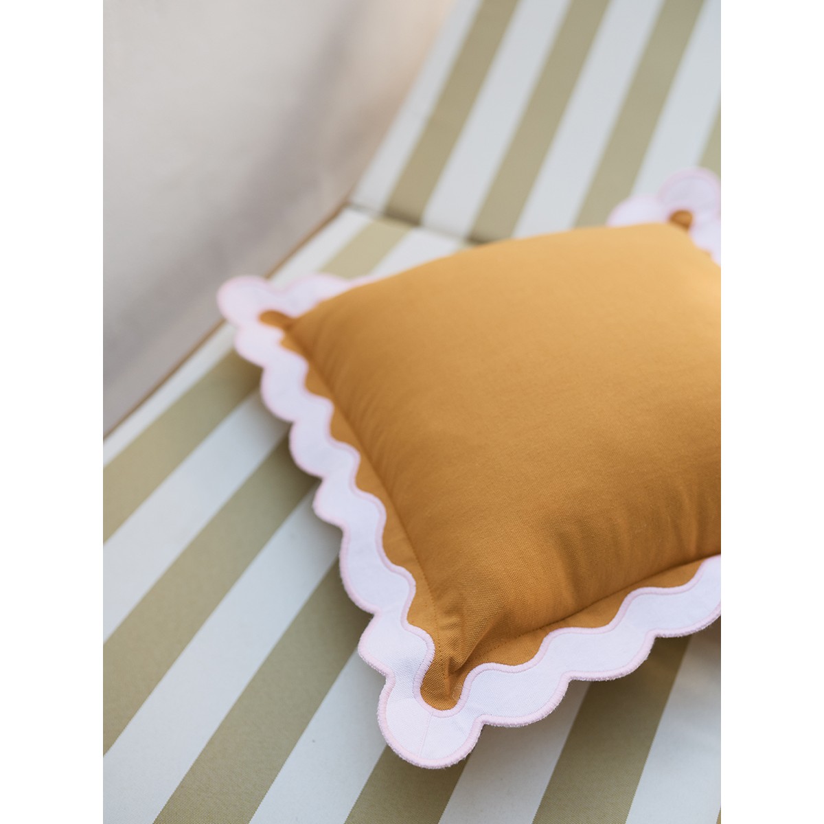 Чехол на подушку с контрастным кантом розового цвета из коллекции trendy ruffles, 40х40 см