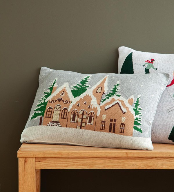 Подушка вязаная с новогодним рисунком christmas village из коллекции new year essential, 40x60 см