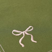 Дорожка на стол fancy bows оливкового цвета из коллекции essential, 45x150 см