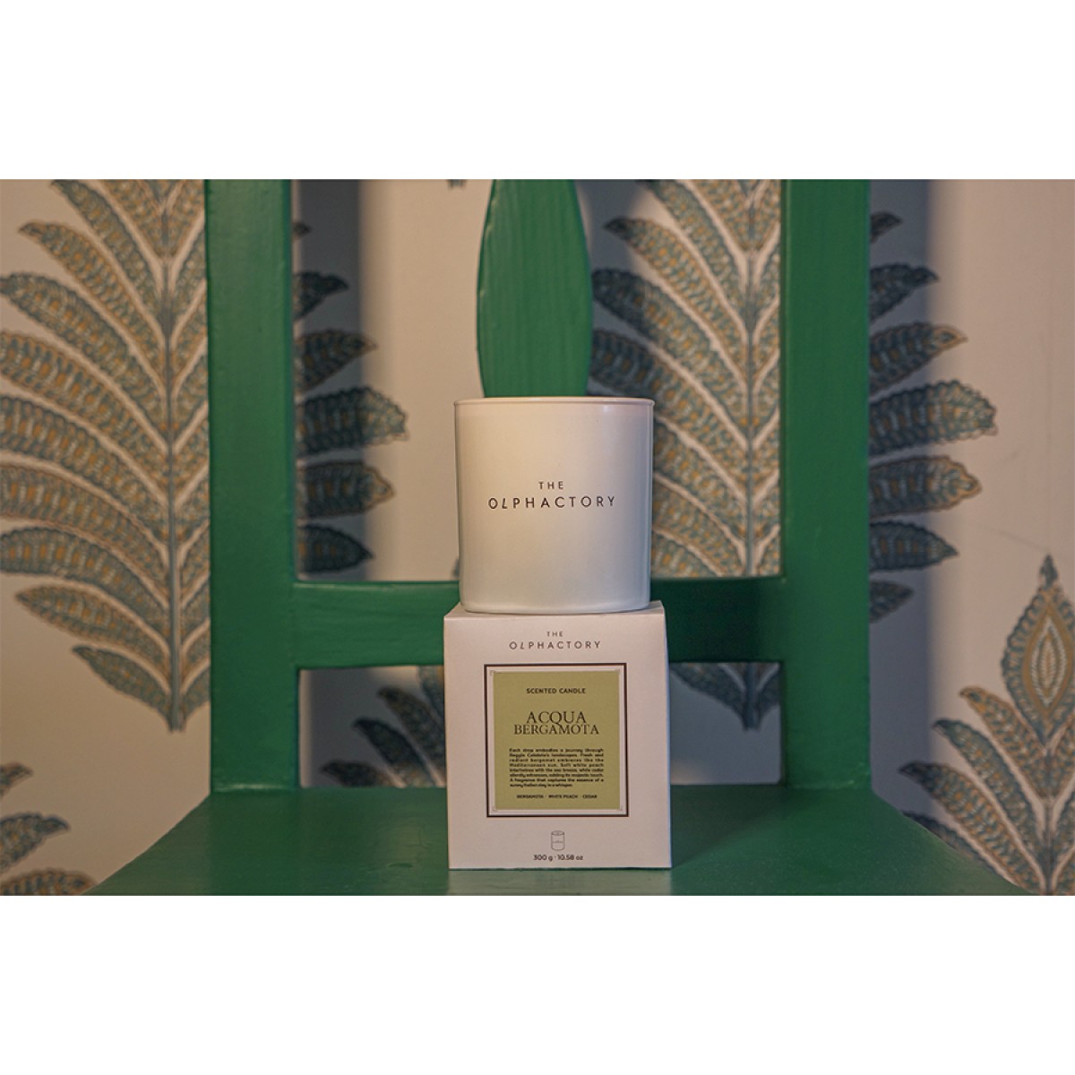 Свеча ароматическая the olphactory, white insignia, acqua bergamota, 60 ч