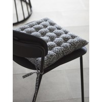 Подушка на стул из хлопка серого цвета с принтом Спелая Смородина из коллекции scandinavian touch, 35х35 см
