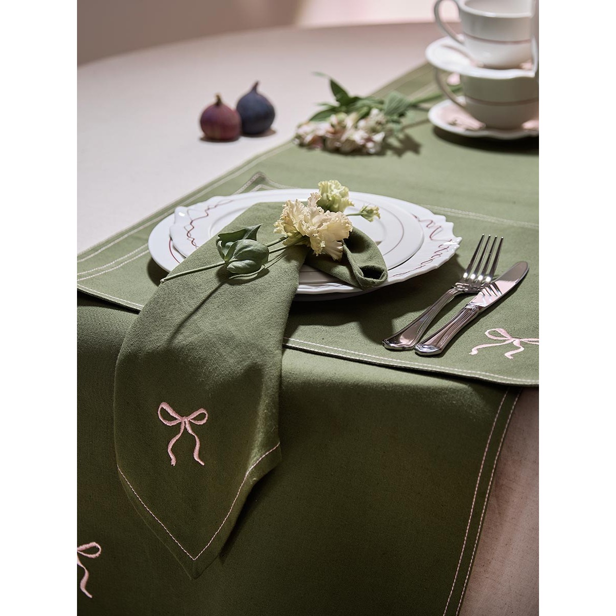Дорожка на стол fancy bows оливкового цвета из коллекции essential, 45x150 см